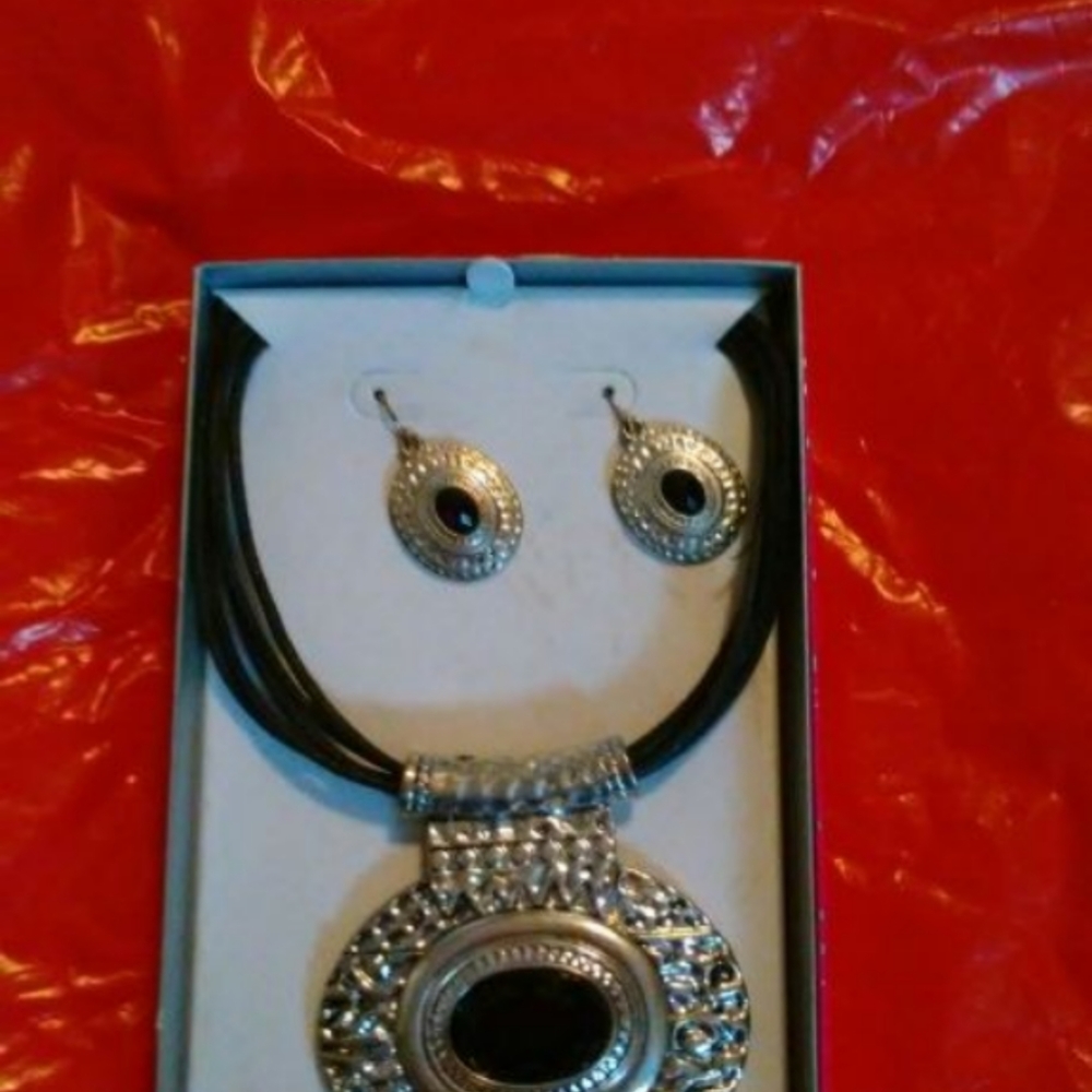 BEAUTIFUL JEWELRY NECKLACE AND EARRING SET.